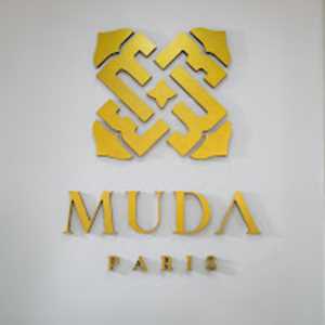 Maëva, un vendeur de costumes à Neuilly-sur-seine