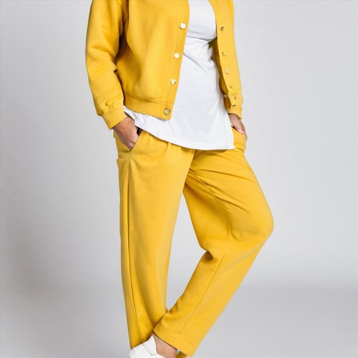 Comment bien porter un pantalon jaune en style ?